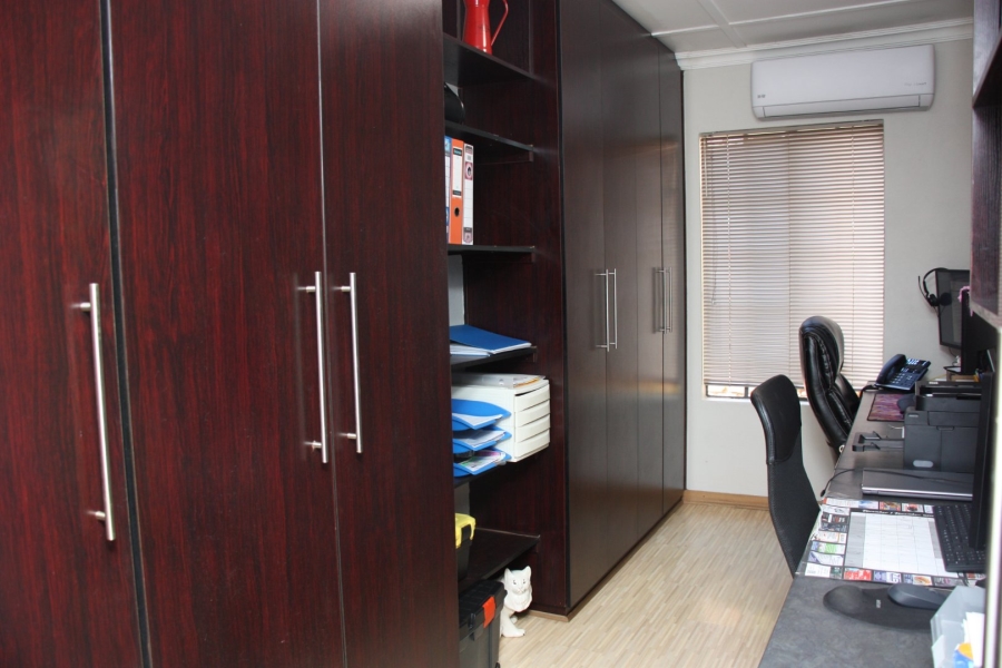 5 Bedroom Property for Sale in Langenhovenpark Free State